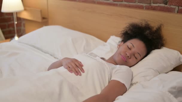 Entspannte Afrikanerin schläft friedlich im Bett — Stockvideo