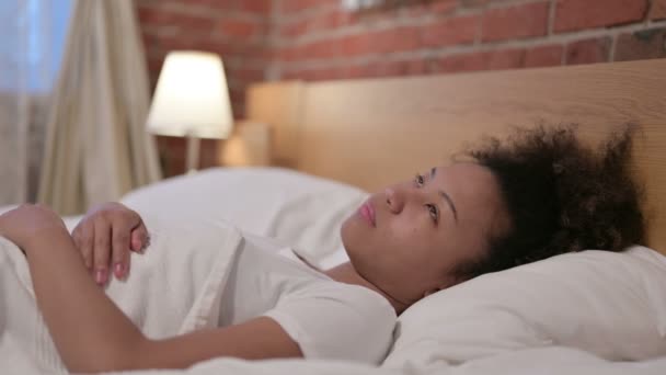 Jeune femme africaine dormant dans le lit paisiblement — Video