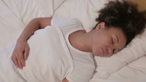 不舒服的非洲女人睡在床上 — 图库视频影像