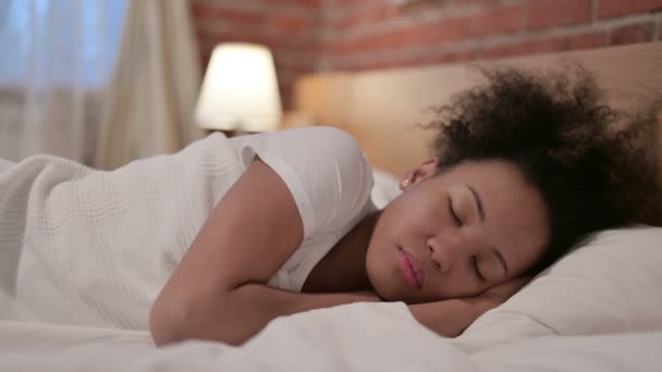 Mladá africká žena spí v posteli pokojně — Stock video