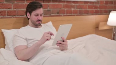 Yatakta Tablet kullanan Genç İşadamı