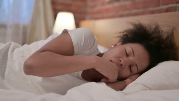 アフリカ人女性がベッドで寝ながら咳をする — ストック動画