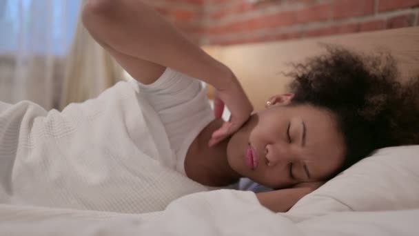 ベッドで寝ている間に首の痛みを持つアフリカの女性 — ストック動画