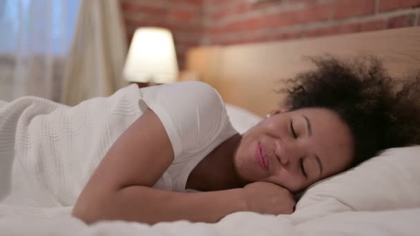 Щаслива африканська жінка лежить в ліжку Усміхаючись — стокове відео