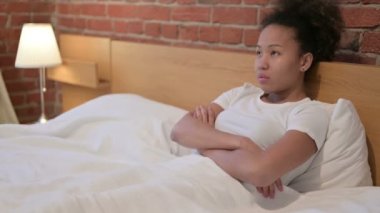 Afrikalı Kadın Yatakta Otururken Düşünüyor