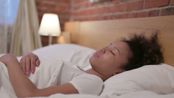 Африканська жінка кашляє під час сну в ліжку — стокове відео