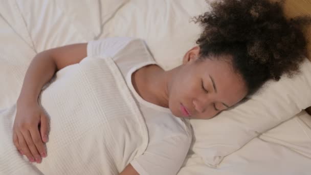 Африканська жінка спить в ліжку мирно — стокове відео