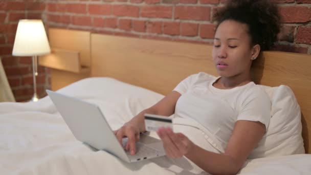 Afrikaanse vrouw met een mislukte online betaling op laptop in bed — Stockvideo