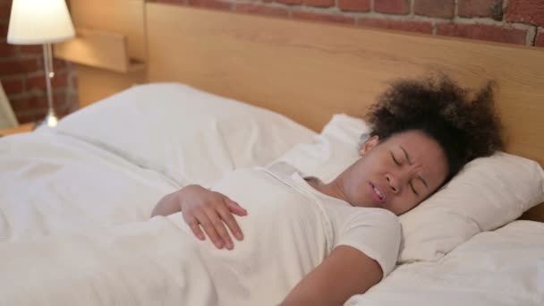 Afrikanerin wacht aus Albtraum im Bett auf — Stockvideo