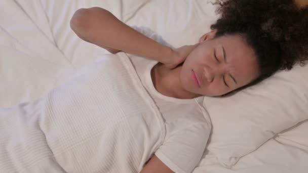 Africano donna avendo collo dolore mentre dormire in letto — Video Stock