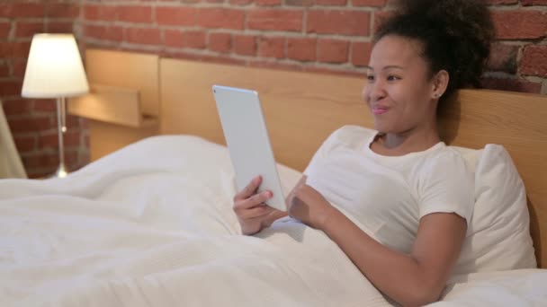 Afrikanerin macht Videoanruf auf Tablet im Bett — Stockvideo