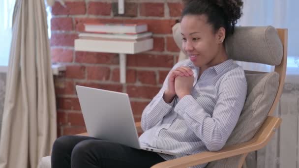 Mujer Afroamericana Hablando en Video Chat en Portátil — Vídeo de stock