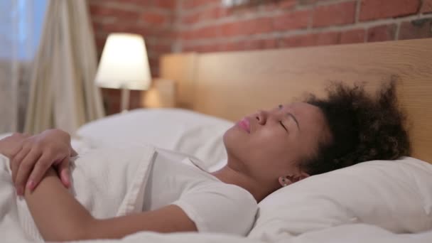 Afrikanerin weint beim Schlafen im Bett — Stockvideo