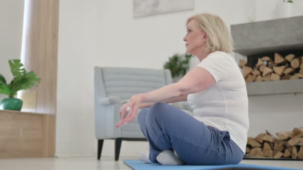 Detailní záběr starší stařeny meditující na jógu Mat doma — Stock video