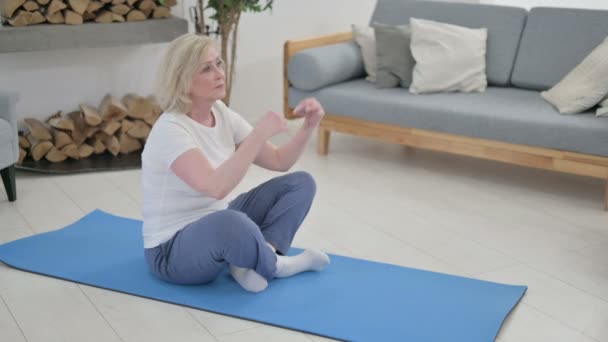 Tranquillo anziana donna anziana meditando su Yoga Mat a casa — Video Stock