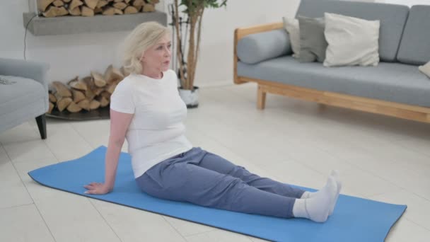 Seniorin macht Stretches auf Yogamatte zu Hause — Stockvideo