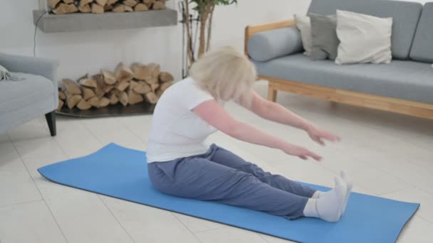 Anciana mayor con dolor de espalda mientras hace yoga en casa — Vídeos de Stock