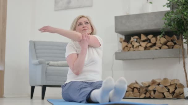 Mulher idosa sênior fazendo exercício no tapete de ioga em casa — Vídeo de Stock