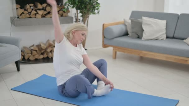 Vieille femme âgée faisant du Yoga sur tapis de yoga à la maison — Video