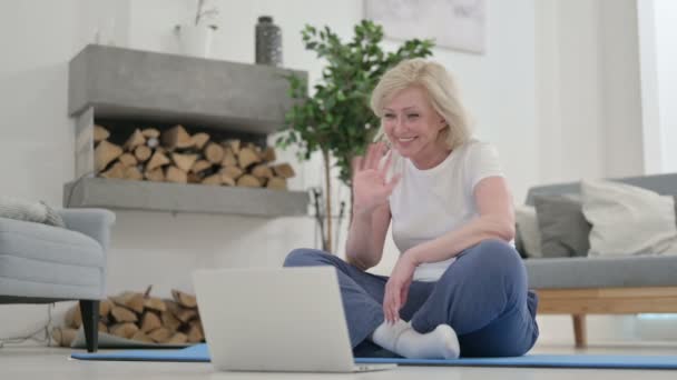 Senior Old Woman Talking on Video Call on Laptop ενώ βρίσκεστε στο Yoga Mat — Αρχείο Βίντεο