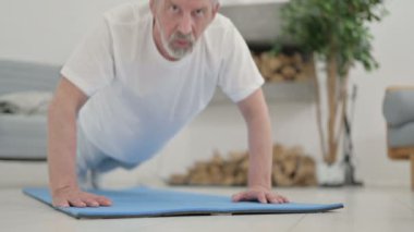 Son sınıf öğrencisi Yoga Matat 'ta şınav çekerken.