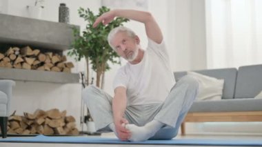 Son sınıf öğrencisi, Yoga Matat 'ın üzerinde geriniyor.