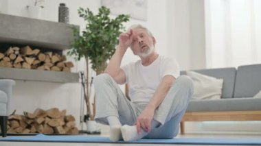 Yaşlı bunak, Yoga Matat 'ta Yoga yapıyor.