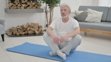 Son sınıf öğrencisi, Yoga Matt üzerine meditasyon yapıyor.