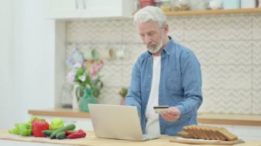Çekici Yaşlı Çift Laptopta Çevrimiçi Ödeme yapıyor