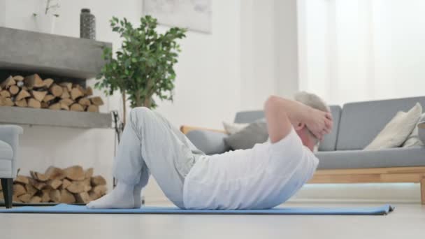 Vieil homme âgé faisant de l'entraînement sur tapis de yoga à la maison — Video