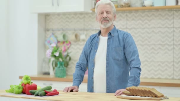 Gesunder älterer Mann schüttelt in Küche den Kopf als Ja-Zeichen — Stockvideo