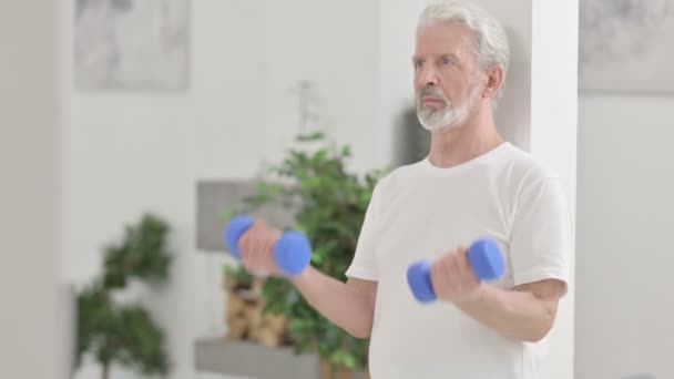 Närbild av Loving Senior Old Man gör motion med hantlar — Stockvideo