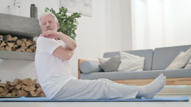 Älterer Mann macht Stretches auf Yogamatte zu Hause — Stockvideo