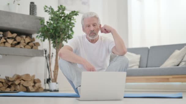 Senior oude man met behulp van laptop op Yoga Mat thuis — Stockvideo