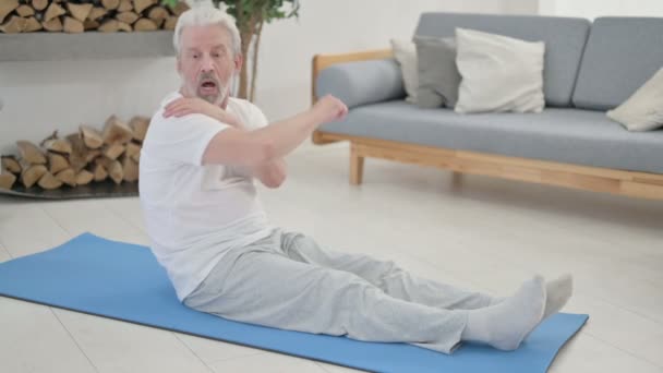 Anciano mayor teniendo dolor de hombro en esterilla de yoga en casa — Vídeos de Stock