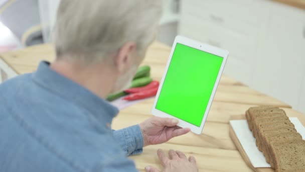 Vista trasera del anciano mayor mirando la tableta con la pantalla de la llave del croma — Vídeos de Stock