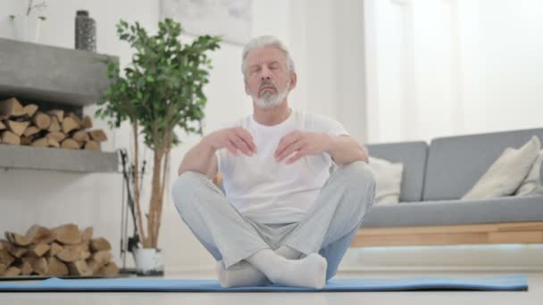 Vreedzame oudere oude man mediteren op Yoga Mat thuis — Stockvideo