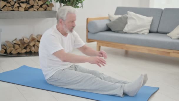 Senior oude man doet Yoga op Yoga Mat thuis — Stockvideo