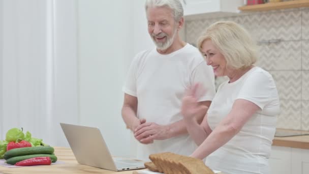 Älskade äldre gamla par gör video samtal på laptop i köket — Stockvideo