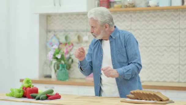 Glad äldre gubbe som dansar i köket — Stockvideo