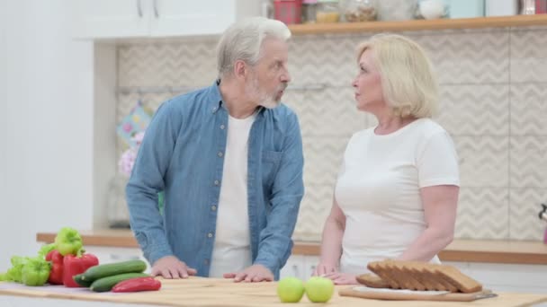 Houden van senior oude vrouw ruziën met senior oude man in keuken — Stockvideo