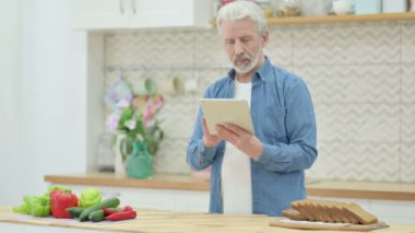 Mutfaktaki Tabletten Video Çağrısı Yapan Sevilen Yaşlı Adam