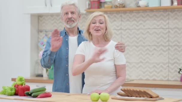 Vieux couple âgé en bonne santé parlant sur appel vidéo dans la cuisine — Video