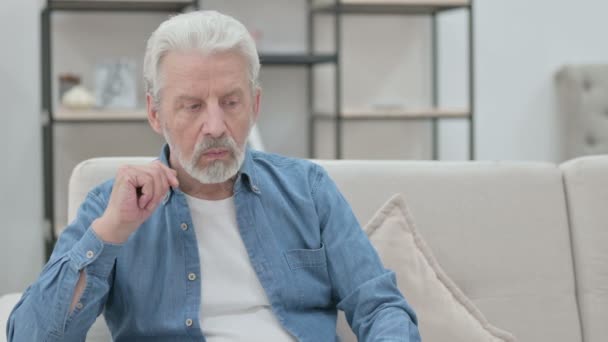 Senior oude man controleren horloge tijdens het wachten op Sofa — Stockvideo