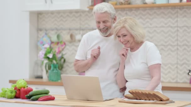 Liebevoll senior alt pärchen tun video anruf auf laptop im küche — Stockvideo