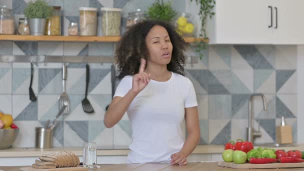 Jeune femme africaine secouant la tête comme aucun signe tandis que dans la cuisine — Video