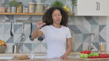 Mutfakta Ayakta Dururken Başparmağını gösteren Afrikalı Kadın