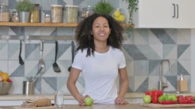 Mutfakta Elma Tutarken Afrikalı Kadın Başparmaklarını Gösteriyor