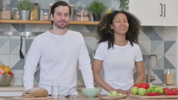 Mixed Race Couple A mostrar sim Entrar Cozinha, Head shake — Vídeo de Stock