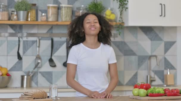 Fiatal afrikai nő rázza fejét, mint Igen jel, míg a konyhában — Stock videók